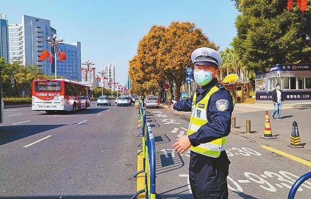 交警出动直升机为返程市民探路