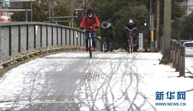 当地时间2月18日，日本福冈，当地迎来降雪，城市遭积雪覆盖。（图片来源：东方IC）