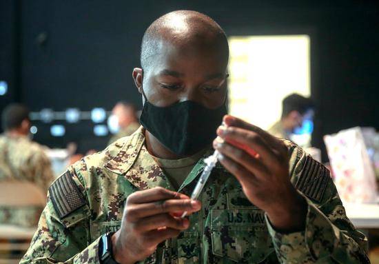 一名美国海军陆战队医务兵正抽取新冠疫苗图自：美国国防部