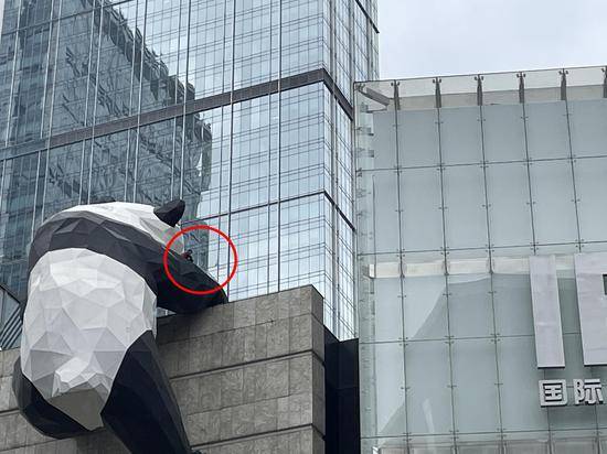 2月18日，成都，一男子爬上了IFS大熊猫建筑物欲轻生，目前已被成功救下。红星新闻杜玉全摄