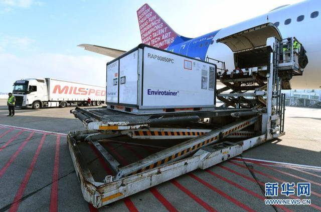 1月16日，在塞尔维亚首都贝尔格莱德，机场工作人员卸载首批由中国国药集团生产的新冠疫苗。图源：新华社
