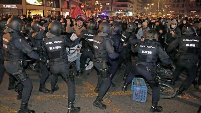 西班牙加泰罗尼亚大区抗议行动进入第三天 警察和示威者发生冲突