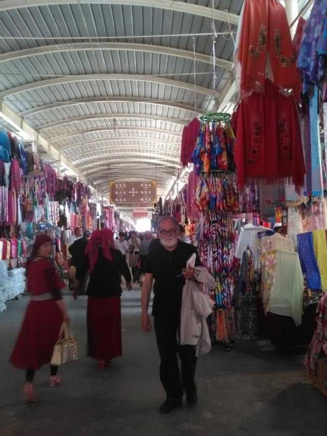 维瓦斯在喀什的大巴扎。受访者供图