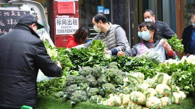 55岁的便利店老板，“被迫”成为两社区团购平台“团长”