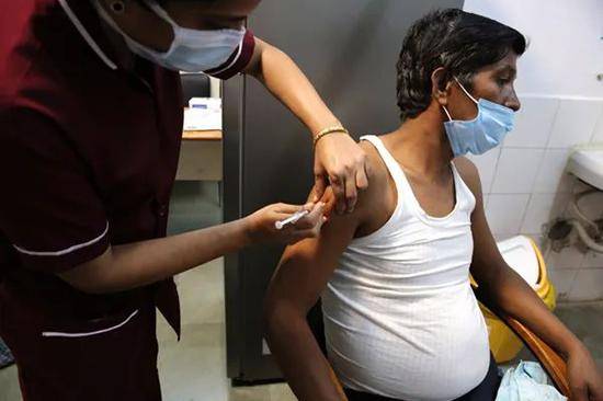  2020年12月7日，印度博帕尔，志愿者进行新冠疫苗Ⅲ期试验。