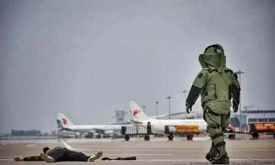 长春机场2017年“砺剑-6号”反劫机应急综合演练中排爆科目的演练画面。