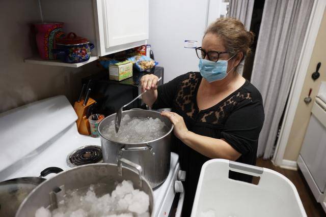 得州危机：断水断电断疫苗，民众无奈喝冰雪水