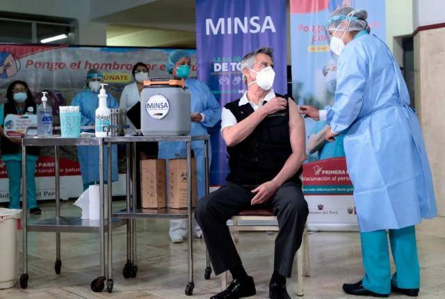 2月9日，在秘鲁首都利马陆军医院，秘鲁总统萨加斯蒂接种新冠疫苗。新华社发，秘鲁总统府供图