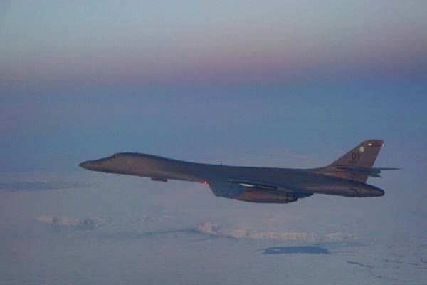 资料图片：今年2月，美军B-1B轰炸机与挪威空军战机在北极区域联合训练。（美空军官网）