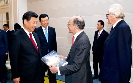 ·2015年10月22日，刘晓明大使（右四）陪同习近平主席会见英国友人。