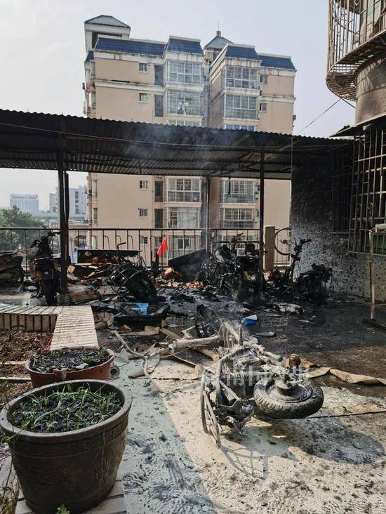 广西柳州一天内两处小区起火！紧急关头，居民打开消防栓都傻眼了