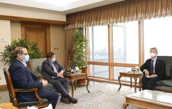 韩国驻伊朗大使22日会见伊朗央行行长