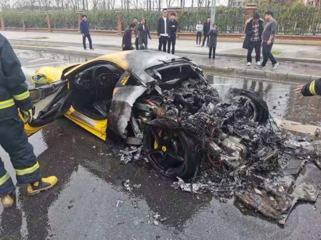 法拉利跑车自燃：车主不知灭火器在哪，车辆被烧至报废