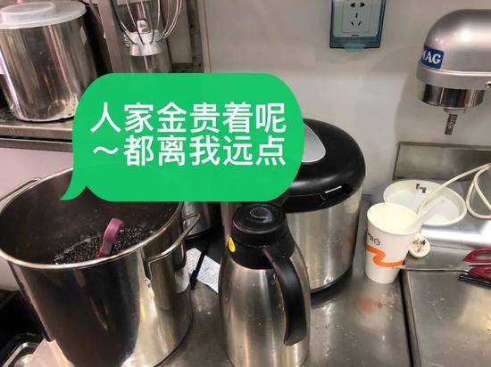 一点点、茶百道…知名奶茶店的后厨被曝光，看到这幕恶心到了