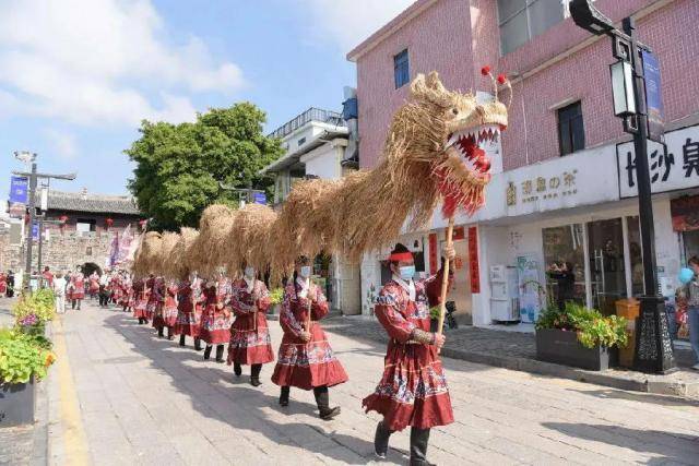 深圳大鹏所城春节舞草龙活动