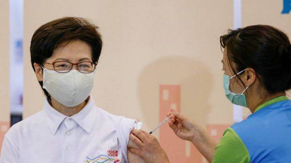 林郑月娥22日在香港接种科兴疫苗（路透社）