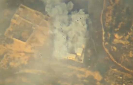 恐怖分子设施被俄军无人机击中的画面