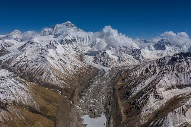 中国、尼泊尔共同宣布珠穆朗玛峰增高86公分新高度是海拔8848.86公尺