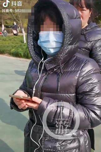 ▲中年女子偷拍孩子引发家长质疑。图片来源/视频截图