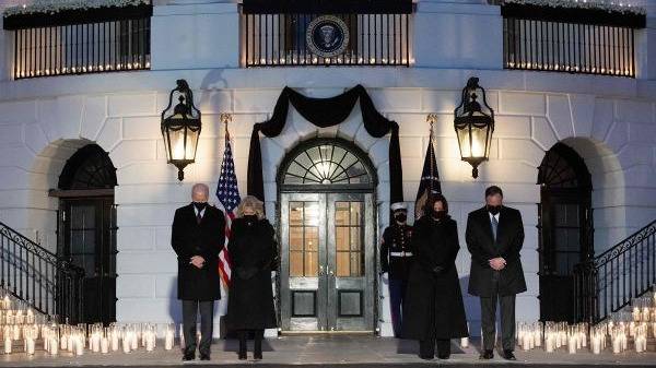2月22日，美国总统拜登、第一夫人吉尔、副总统哈里斯及其丈夫埃姆霍夫（从左至右）在白宫为美国新冠逝者默哀。（法新社）