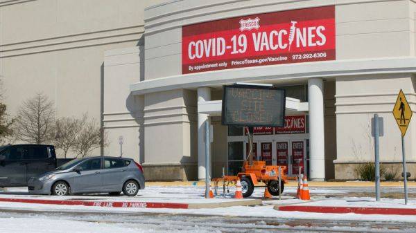 2月19日，在美国得克萨斯州达拉斯市北郊，一家疫苗接种中心外的显示屏显示关闭的字样。新华社发