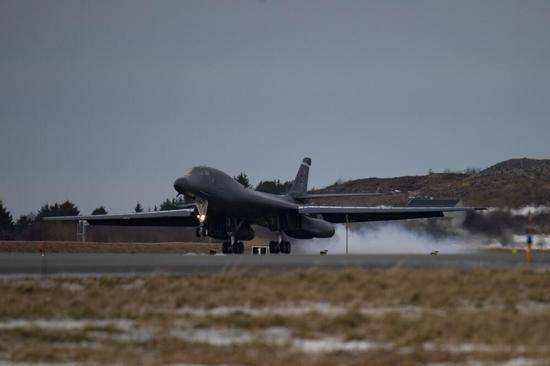 美军B-1B轰炸机在挪威奥兰空军基地降落
