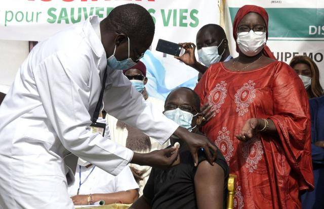 塞内加尔卫生部长萨尔接种新冠疫苗
