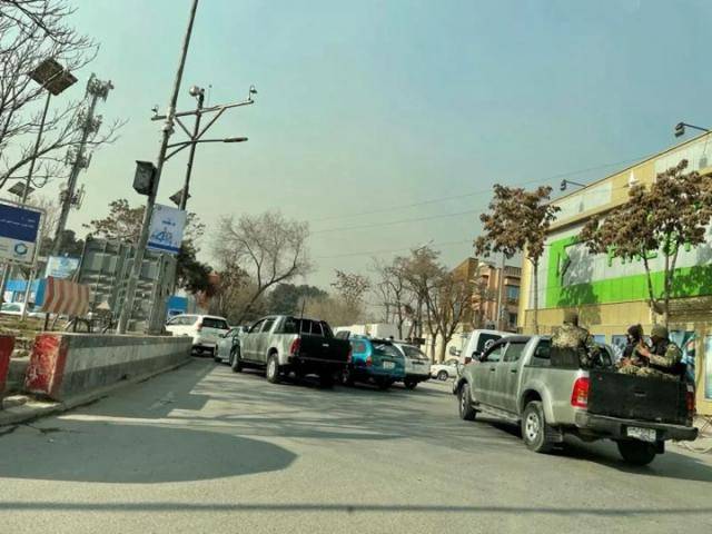 阿富汗首都喀布尔街头行驶的车辆。新华社记者史先涛摄