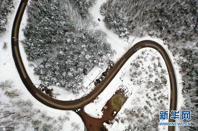 当地时间2月23日，土耳其科贾埃利，无人机航拍冬日雪景，车辆在蜿蜒的公路上行驶。（图片来源：东方IC）