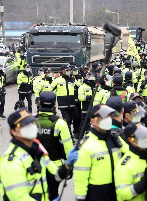 韩国又向萨德基地运物资：42辆车强行驶入 民众警方爆发混战