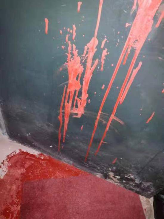 张小姐家门被人泼上了红油漆。