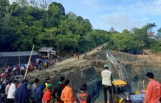 印尼一非法金矿发生垮塌数十人被困 已有3人获救
