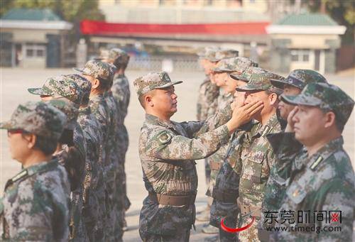 ■石排组织领导干部进行开年军训本报记者陈栋摄