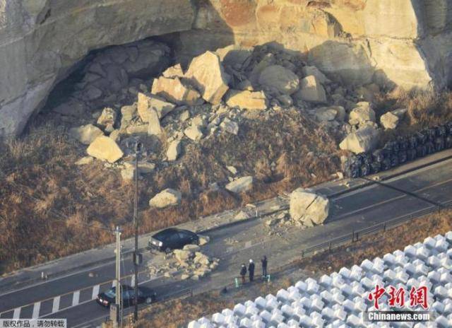 当地时间2月14日，日本福岛县Soma市，强震造成的山体滑坡阻塞了高速公路。
