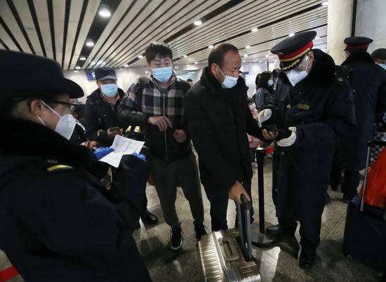 除了纸质版证明外，旅客也可以出示有效的电子版核酸检测证明。新京报记者王贵彬摄