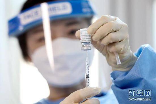 2月26日，医务人员在韩国高阳市一家保健所进行疫苗接种工作。新华网图
