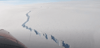 布鲁特冰架上的裂谷图自哈雷研究站，下同