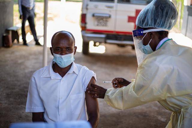 津巴布韦民众接种新冠疫苗