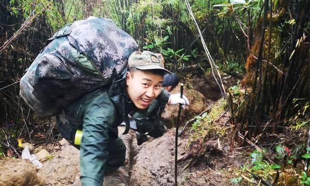 携笔从戎勇追梦，看热血男儿