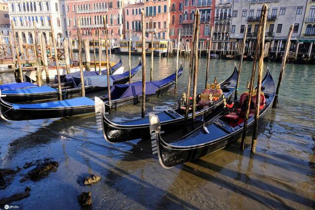 意大利水城威尼斯遭遇罕见“低潮” 河道干涸、贡多拉船搁浅