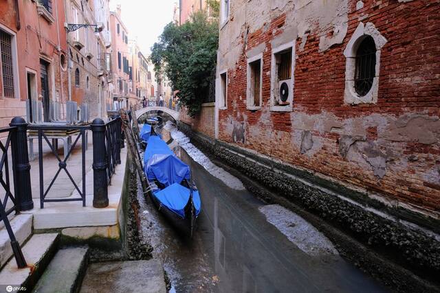 意大利水城威尼斯遭遇罕见“低潮” 河道干涸、贡多拉船搁浅