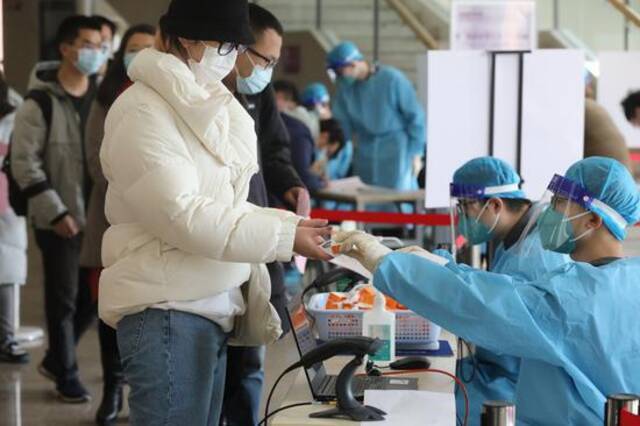 清华大学3万在校生今起分批接种新冠疫苗，预计下周四完成