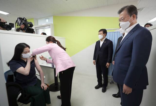 韩国总统文在寅视察新冠疫苗接种现场