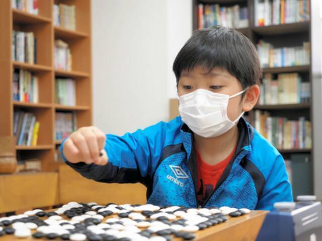 正在下棋的藤田怜央（大阪儿童围棋道场提供）