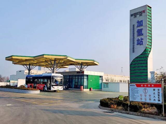 在山东潍坊市潍柴加氢站内加氢的公交车。图/潍柴动力