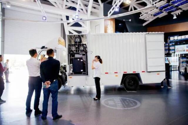 2019年5月22日，参观者在江苏如皋氢能小镇参观汽车文化馆里的氢燃料物流车。图/IC