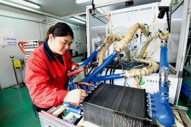 2017年11月10日，江苏南通百应能源有限公司的检测员正在对氢燃料电池进行电堆性能测试。图/新华