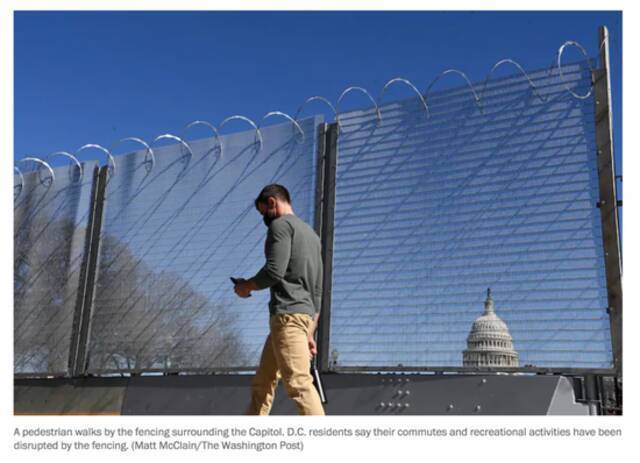 一名行人在国会大厦附近的围栏旁边行走。/《华盛顿邮报》网站截图