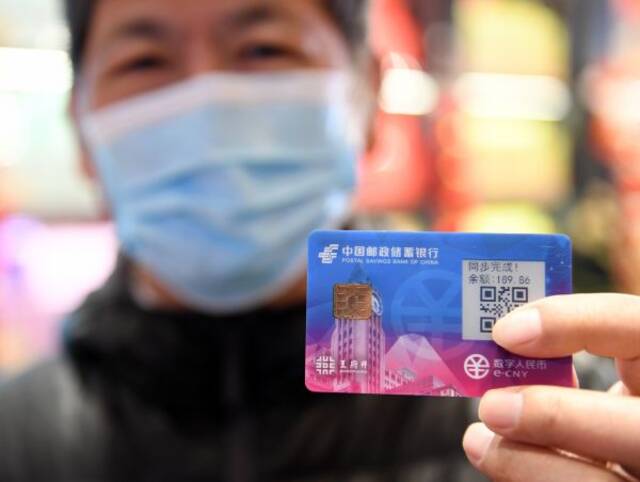 2月12日，北京市民在展示数字人民币无源可视卡。（张晨霖摄）