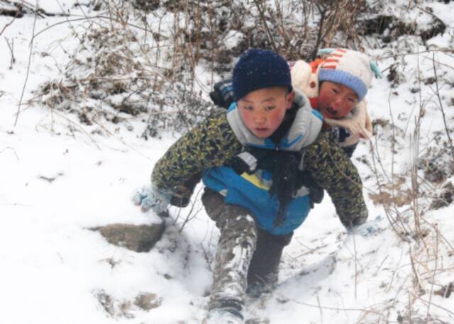 那个冒雪背弟弟下山的“凉山男孩”，现在怎么样了？